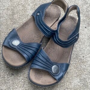 Taos Footwear Women's Blue leather Sandals